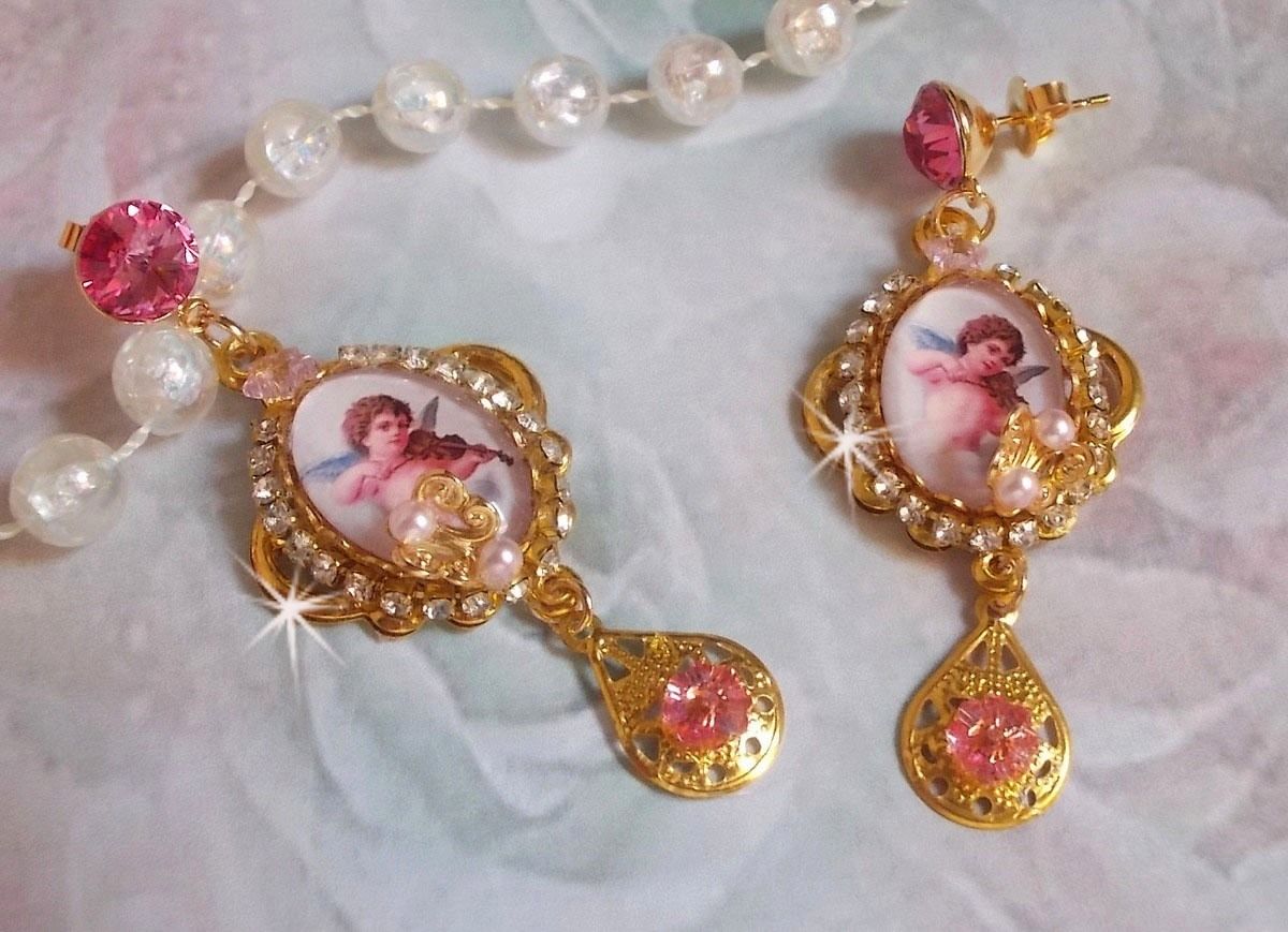 BO Musical Angels skabt med PureCrystal cabochons, lupcabochons, stempler og pink zirkoner, 