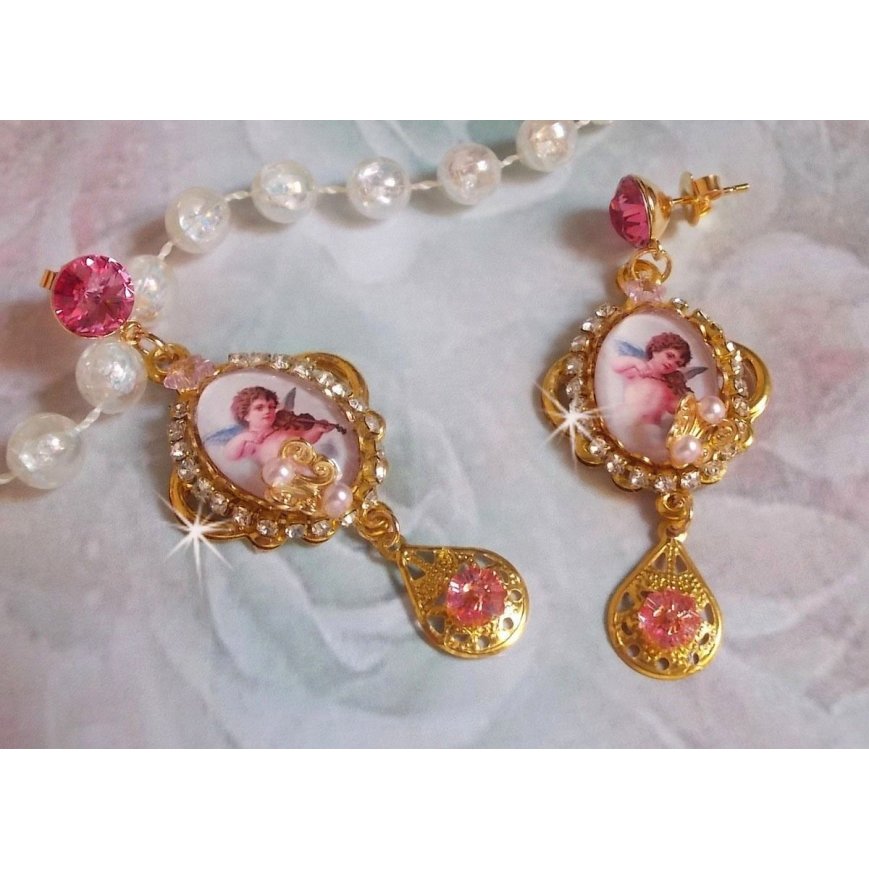 BO Musical Angels skabt med PureCrystal cabochons, lupcabochons, stempler og pink zirkoner, 