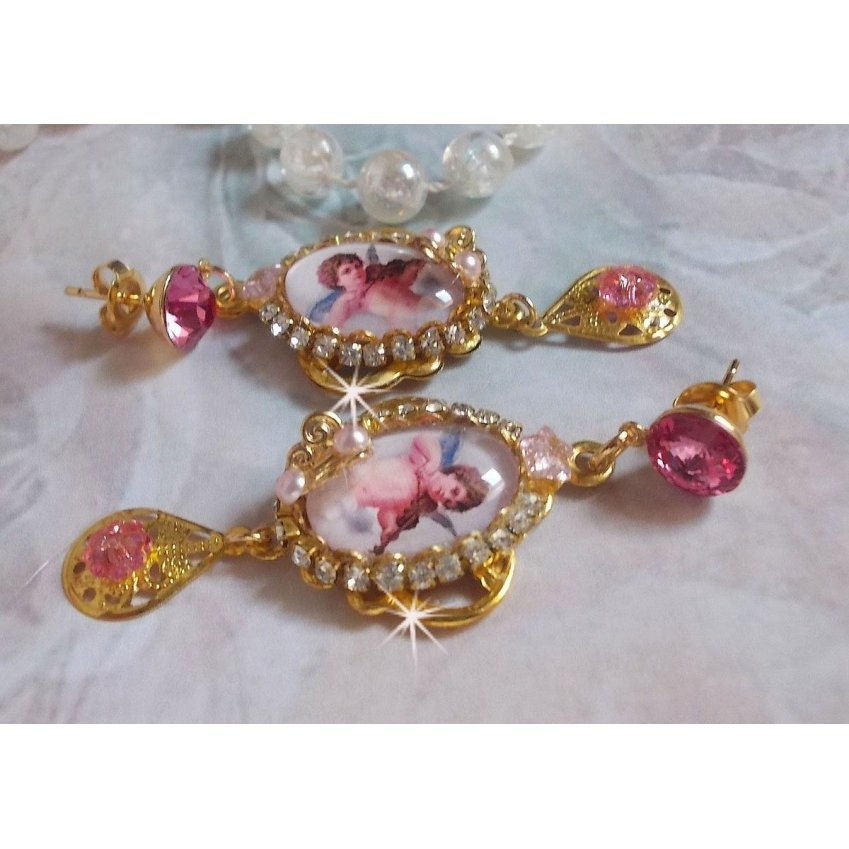 BO Musical Angels skabt med PureCrystal cabochons, lupcabochons, stempler og pink zirkoner, 