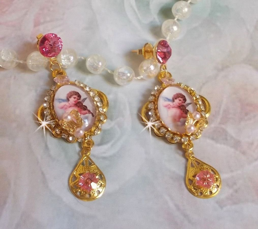 BO Musical Angels skabt med PureCrystal cabochons, lupcabochons, stempler og pink zirkoner, 