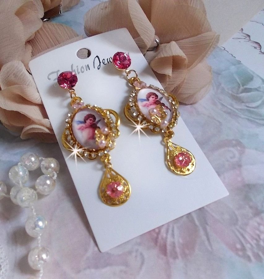 BO Musical Angels skabt med PureCrystal cabochons, lupcabochons, stempler og pink zirkoner, 