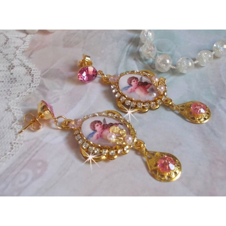 BO Musical Angels skabt med PureCrystal cabochons, lupcabochons, stempler og pink zirkoner, 