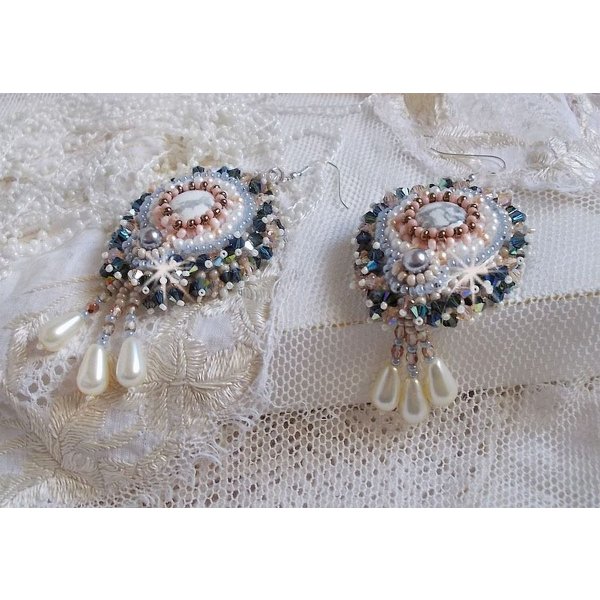 BO Angelique Marquise des Anges Haute-Couture broderet med &aelig;delsten (hvide Howlite-cabochoner), Swarovski-krystaller og rocailles