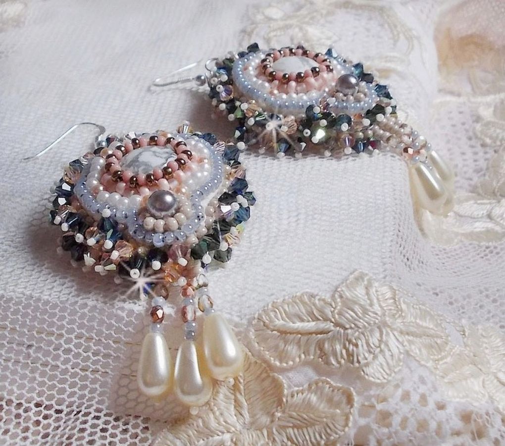 BO Angelique Marquise des Anges Haute-Couture broderet med ædelsten (hvide Howlite-cabochoner), Swarovski-krystaller og rocailles