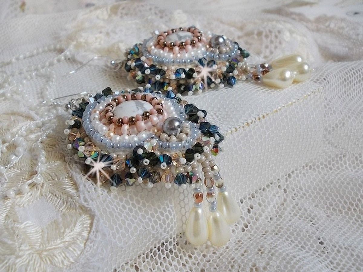 BO Angelique Marquise des Anges Haute-Couture broderet med ædelsten (hvide Howlite-cabochoner), Swarovski-krystaller og rocailles