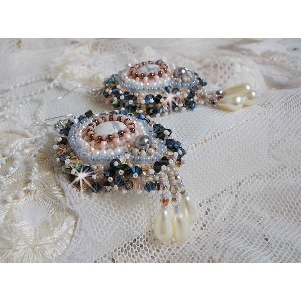 BO Angelique Marquise des Anges Haute-Couture broderet med &aelig;delsten (hvide Howlite-cabochoner), Swarovski-krystaller og rocailles