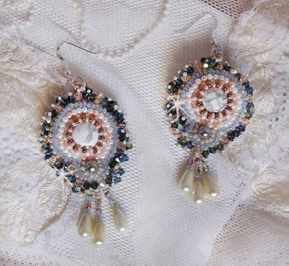 BO Angelique Marquise des Anges Haute-Couture broderet med ædelsten (hvide Howlite-cabochoner), Swarovski-krystaller og rocailles