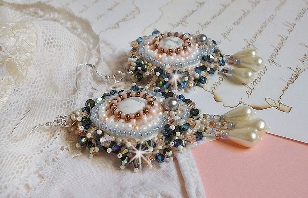 BO Angelique Marquise des Anges Haute-Couture broderet med ædelsten (hvide Howlite-cabochoner), Swarovski-krystaller og rocailles