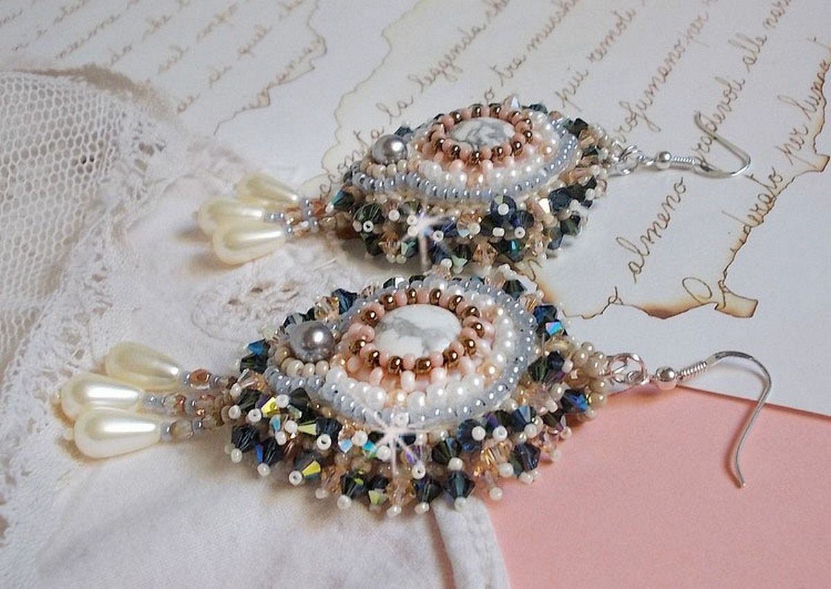 BO Angelique Marquise des Anges Haute-Couture broderet med ædelsten (hvide Howlite-cabochoner), Swarovski-krystaller og rocailles