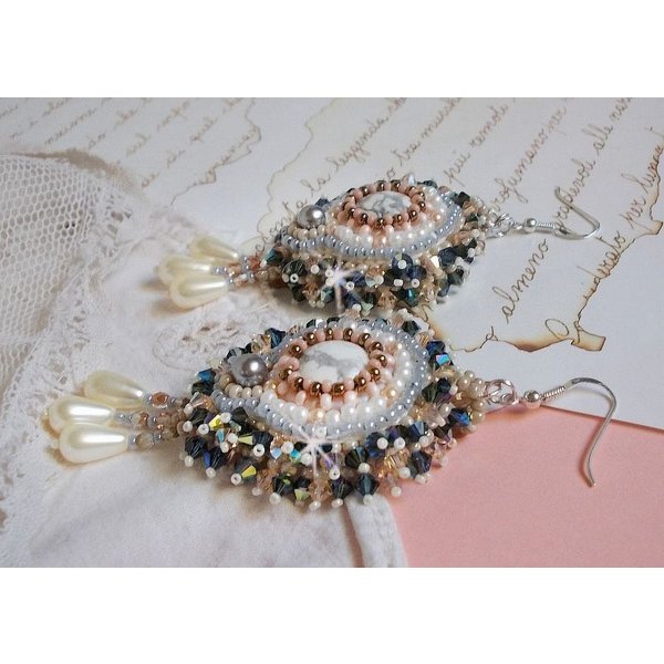 BO Angelique Marquise des Anges Haute-Couture broderet med &aelig;delsten (hvide Howlite-cabochoner), Swarovski-krystaller og rocailles