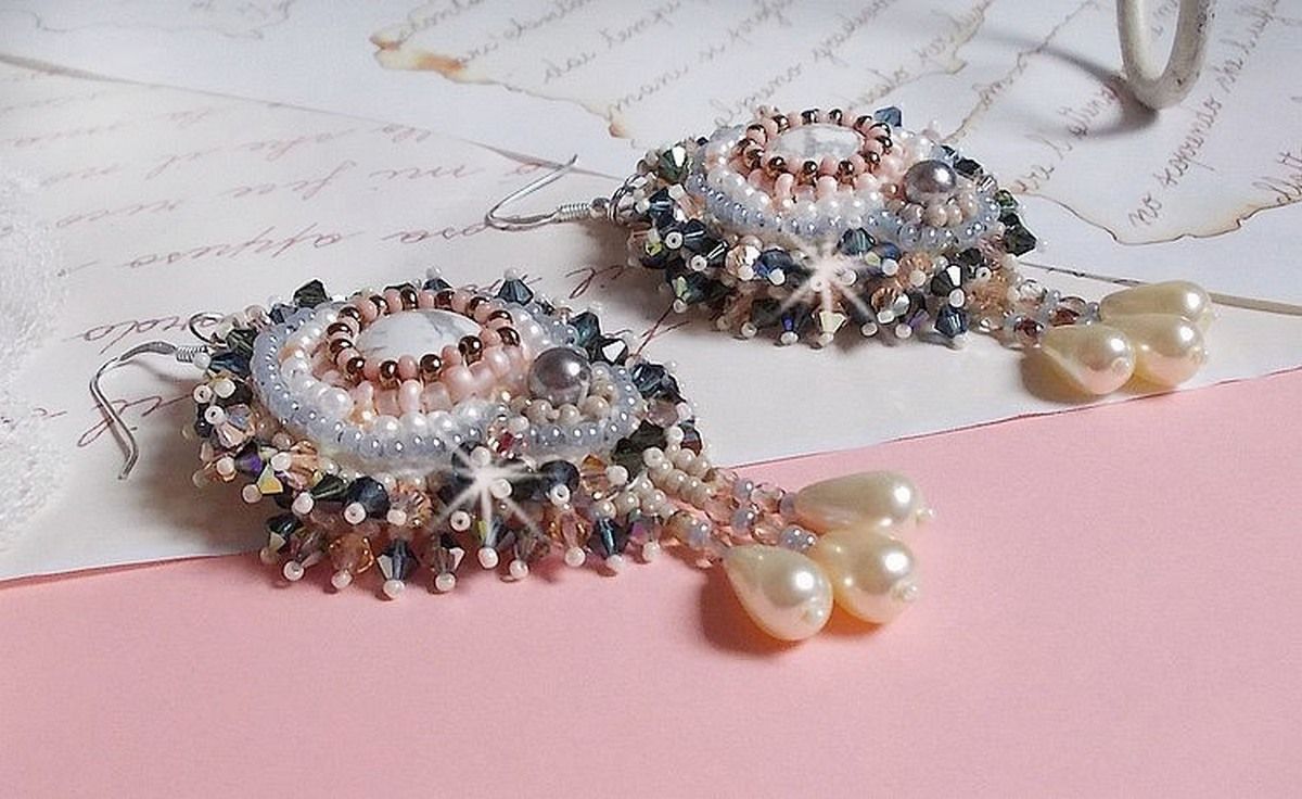 BO Angelique Marquise des Anges Haute-Couture broderet med ædelsten (hvide Howlite-cabochoner), Swarovski-krystaller og rocailles