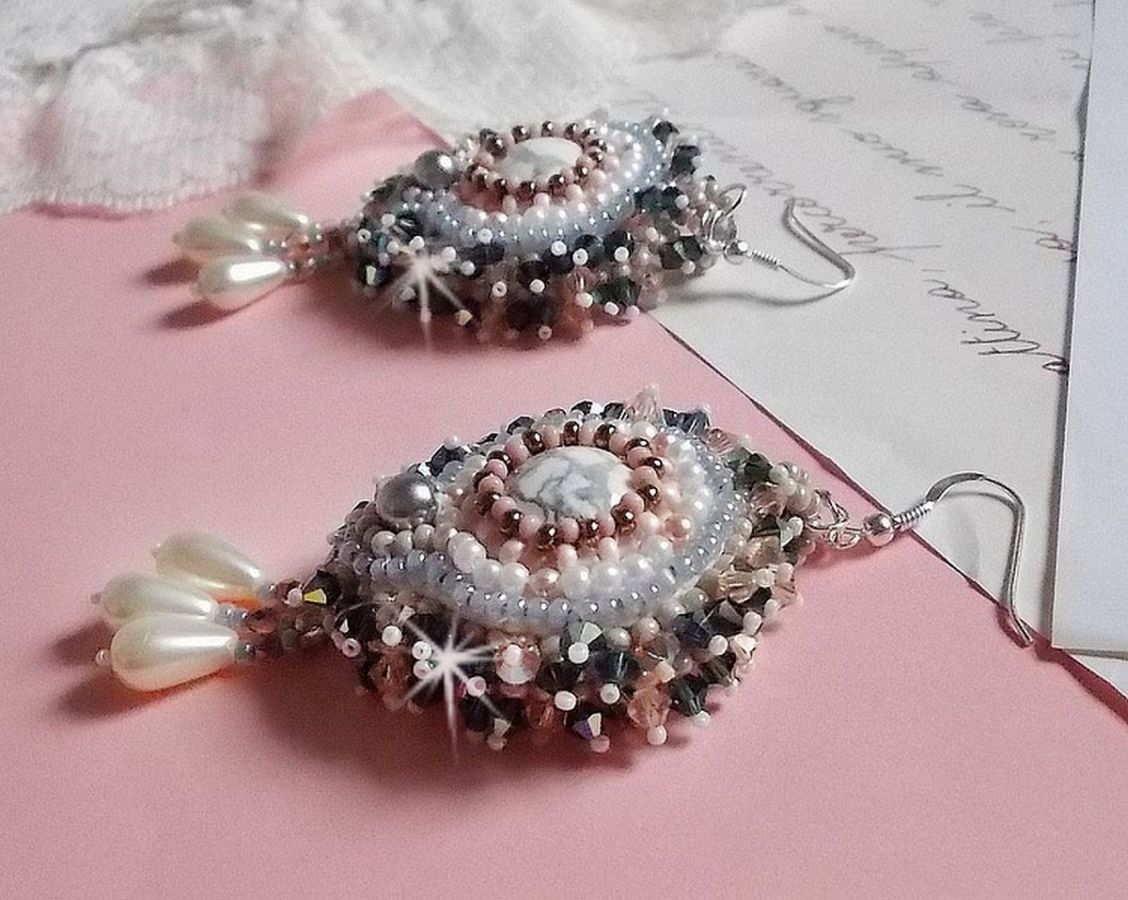 BO Angelique Marquise des Anges Haute-Couture broderet med ædelsten (hvide Howlite-cabochoner), Swarovski-krystaller og rocailles