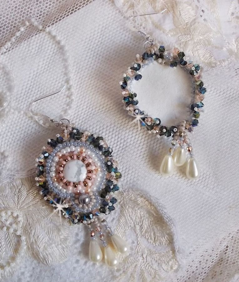 BO Angelique Marquise des Anges Haute-Couture broderet med ædelsten (hvide Howlite-cabochoner), Swarovski-krystaller og rocailles