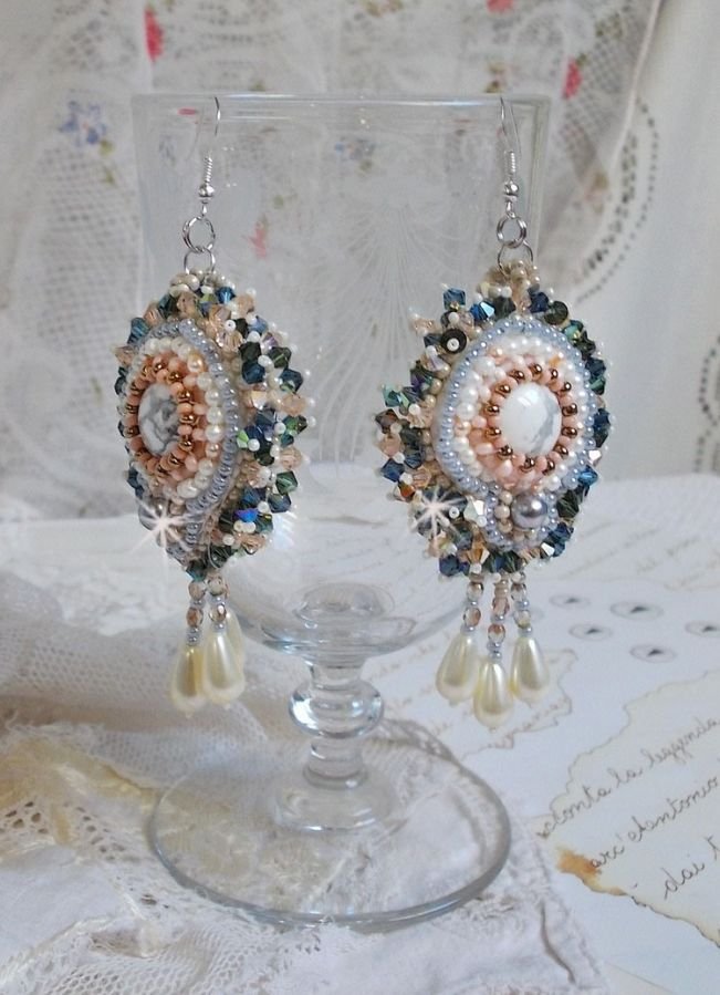 BO Angelique Marquise des Anges Haute-Couture broderet med ædelsten (hvide Howlite-cabochoner), Swarovski-krystaller og rocailles