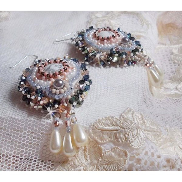 BO Angelique Marquise des Anges Haute-Couture broderet med &aelig;delsten (hvide Howlite-cabochoner), Swarovski-krystaller og rocailles