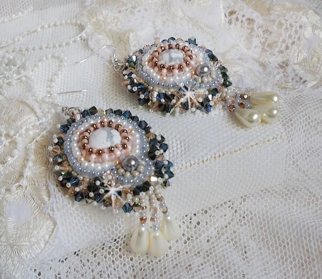 BO Angelique Marquise des Anges Haute-Couture broderet med ædelsten (hvide Howlite-cabochoner), Swarovski-krystaller og rocailles