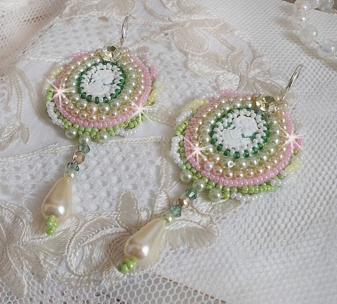 BO Anisse broderet med cabochoner af harpiks med kvindeportr&aelig;tter, fr&oslash;perler og Swarovski-krystaller