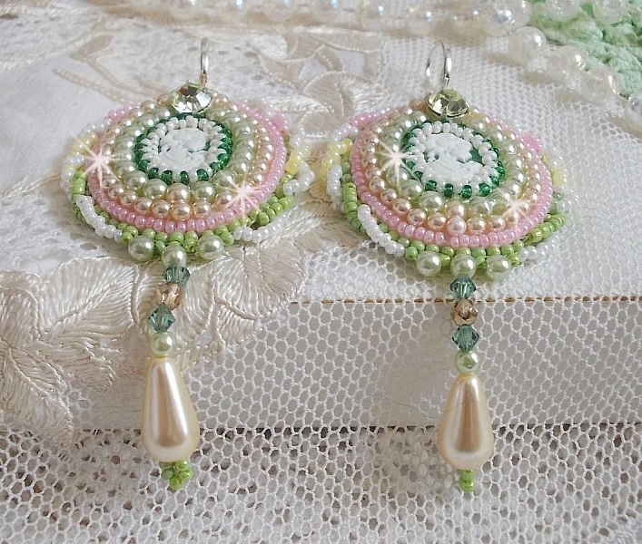 BO Anisse broderet med cabochoner af harpiks med kvindeportr&aelig;tter, fr&oslash;perler og Swarovski-krystaller