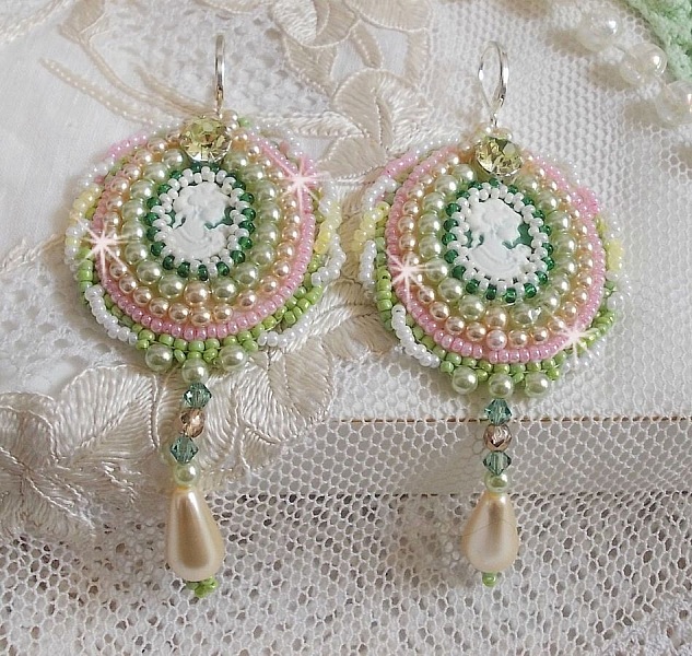 BO Anisse broderet med cabochoner af harpiks med kvindeportr&aelig;tter, fr&oslash;perler og Swarovski-krystaller