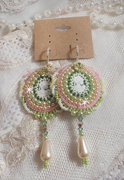 BO Anisse broderet med cabochoner af harpiks med kvindeportr&aelig;tter, fr&oslash;perler og Swarovski-krystaller