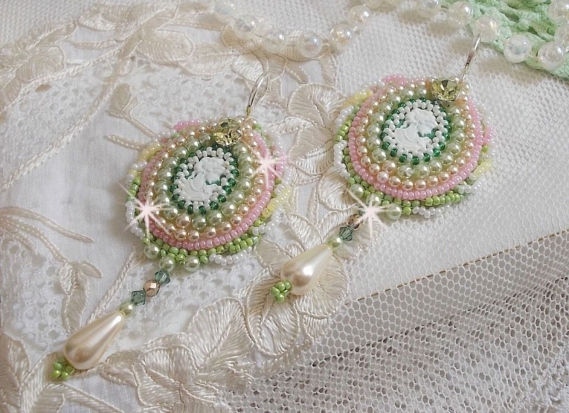 BO Anisse broderet med cabochoner af harpiks med kvindeportr&aelig;tter, fr&oslash;perler og Swarovski-krystaller