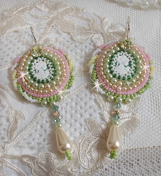 BO Anisse broderet med cabochoner af harpiks med kvindeportr&aelig;tter, fr&oslash;perler og Swarovski-krystaller