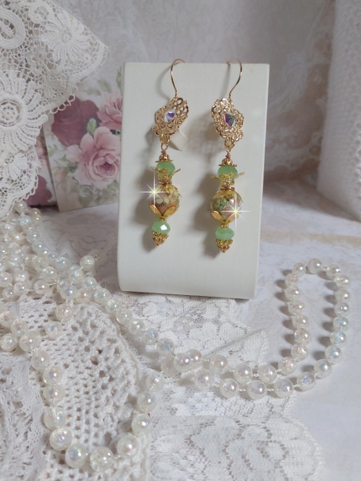 BO An&eacute;mone du Japon mont&eacute;es avec des perles en c&eacute;ramiques fleuries, perles aplaties facett&eacute;es en verre de boh&egrave;me couleur Tilleul, strass en Cristal AB, coupelles, calottes avec des crochets estampes 