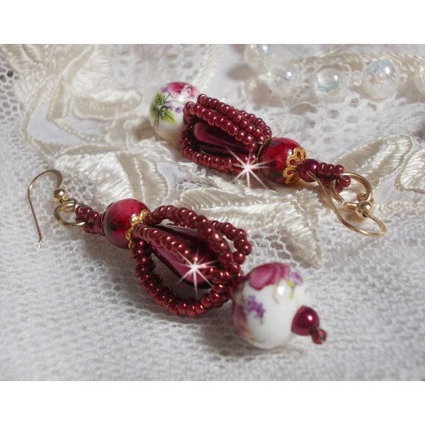 BO Art'D er monteret med porcel&aelig;nsperler, perleperler, Miyuki fr&oslash;perler og 14 karat guldfyldte &oslash;rekroge.