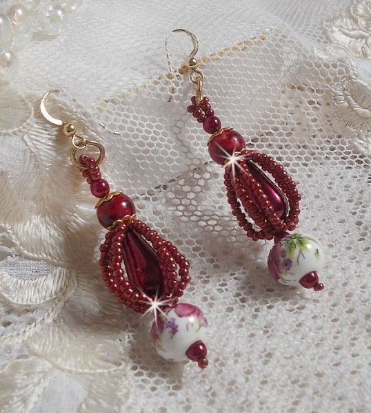 BO Art'D er monteret med porcel&aelig;nsperler, perleperler, Miyuki fr&oslash;perler og 14 karat guldfyldte &oslash;rekroge.