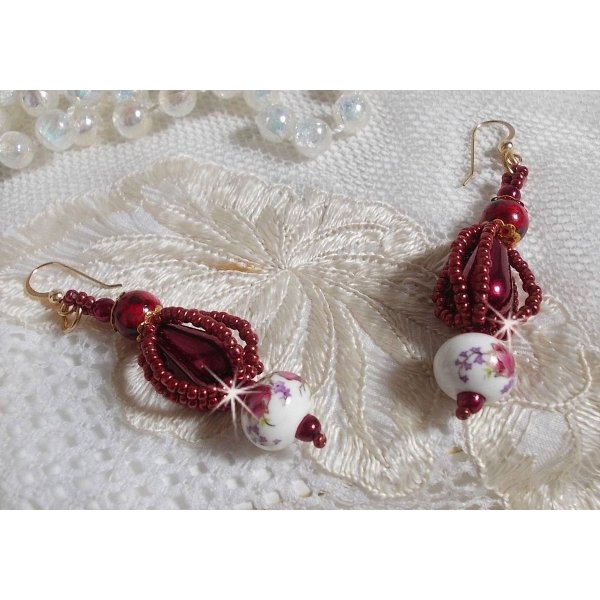 BO Art'D er monteret med porcel&aelig;nsperler, perleperler, Miyuki fr&oslash;perler og 14 karat guldfyldte &oslash;rekroge.