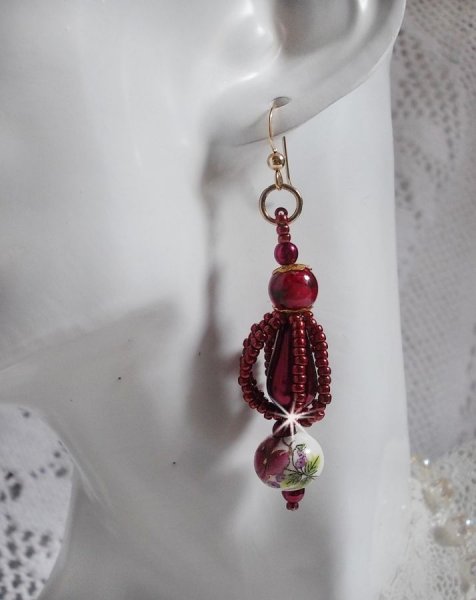 BO Art'D er monteret med porcel&aelig;nsperler, perleperler, Miyuki fr&oslash;perler og 14 karat guldfyldte &oslash;rekroge.