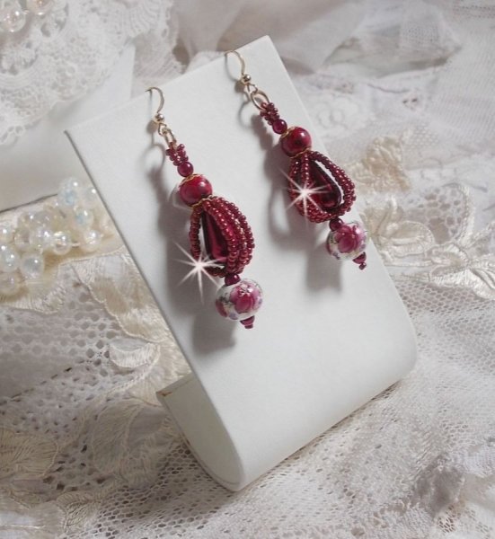 BO Art'D er monteret med porcel&aelig;nsperler, perleperler, Miyuki fr&oslash;perler og 14 karat guldfyldte &oslash;rekroge.