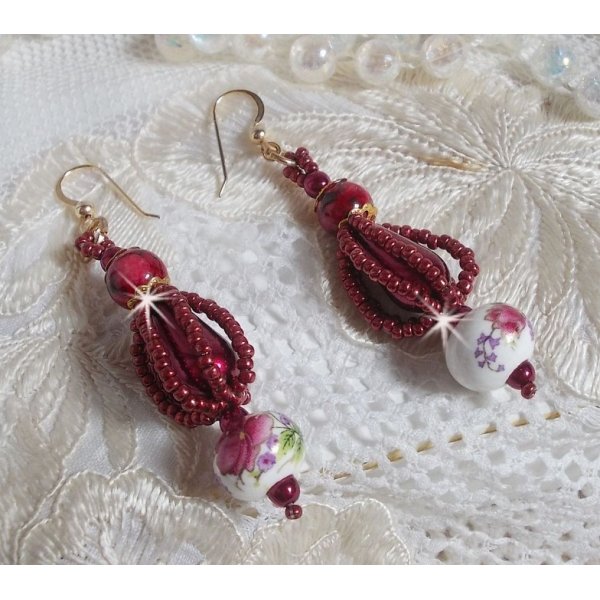 BO Art'D er monteret med porcel&aelig;nsperler, perleperler, Miyuki fr&oslash;perler og 14 karat guldfyldte &oslash;rekroge.