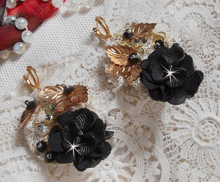 Sort og guld Catchers Undulated broderet med Swarovski-krystaller, stofblomster og fr&oslash;perler.