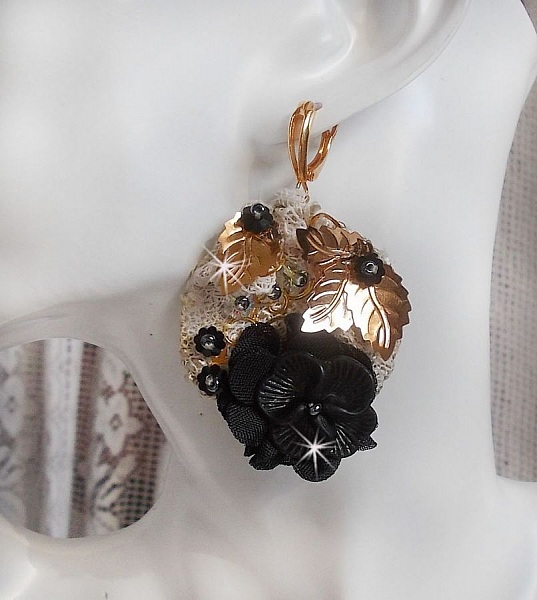 Sort og guld Catchers Undulated broderet med Swarovski-krystaller, stofblomster og fr&oslash;perler.