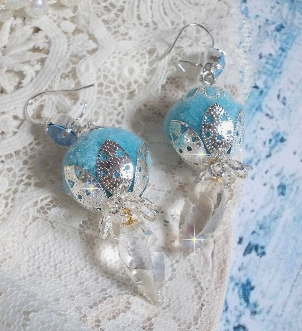 BO Azurée Blue avec des pompons Bleu Ciel, cabochons et gouttes torsadées en Cristal, coupelles et crochets en Argent 925/1000