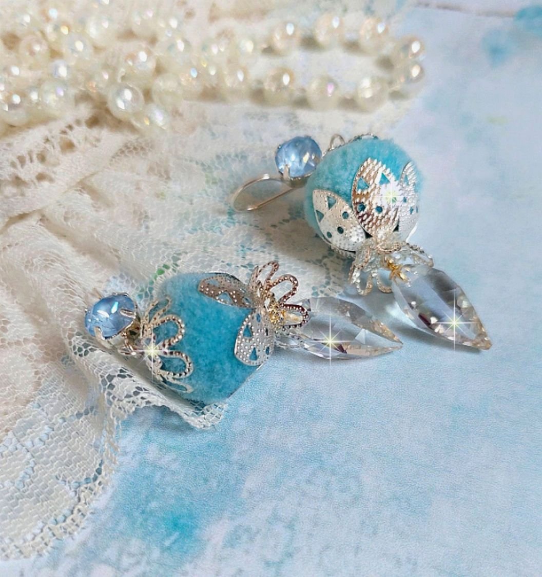 BO Azurée Blue avec des pompons Bleu Ciel, cabochons et gouttes torsadées en Cristal, coupelles et crochets en Argent 925/1000