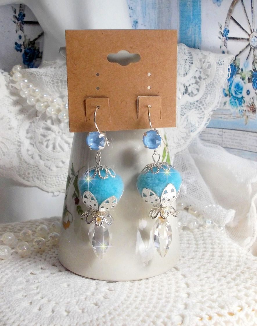 BO Azurée Blue avec des pompons Bleu Ciel, cabochons et gouttes torsadées en Cristal, coupelles et crochets en Argent 925/1000