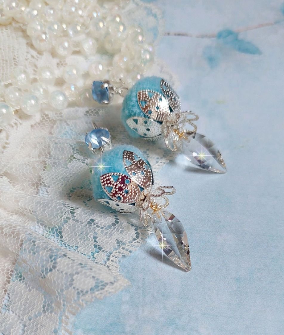 BO Azurée Blue avec des pompons Bleu Ciel, cabochons et gouttes torsadées en Cristal, coupelles et crochets en Argent 925/1000