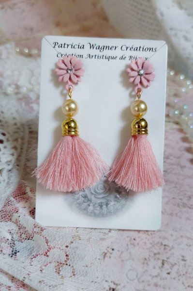 BO Baby Pink mont&eacute;es avec pompons, coquilles, perles rondes nacr&eacute;es cristal Swarovski et puces marguerites