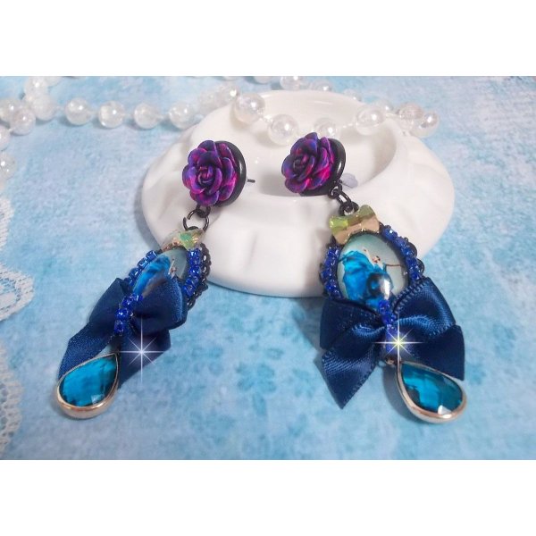 BO Ballerine In Blue en robe floue avec des n&oelig;uds en Satin et en Cristal, strass, roses en r&eacute;sine, perles en verre, perles en cristal de Quartz et clous d'oreilles en laiton