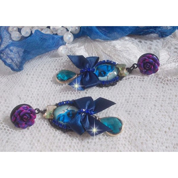 BO Ballerine In Blue en robe floue avec des n&oelig;uds en Satin et en Cristal, strass, roses en r&eacute;sine, perles en verre, perles en cristal de Quartz et clous d'oreilles en laiton