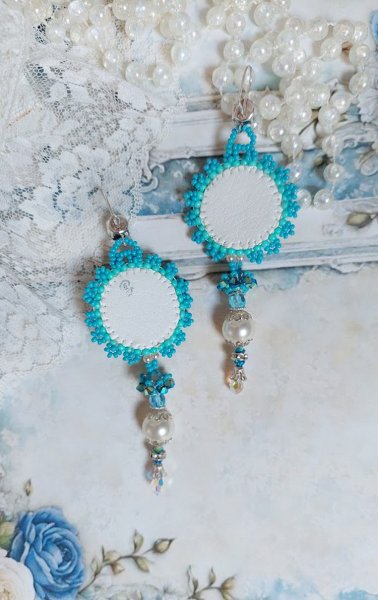 BO Beauty Alicia Blue broderet med Swarovski krystaller, runde perleperler og Miyuki fr&oslash;perler