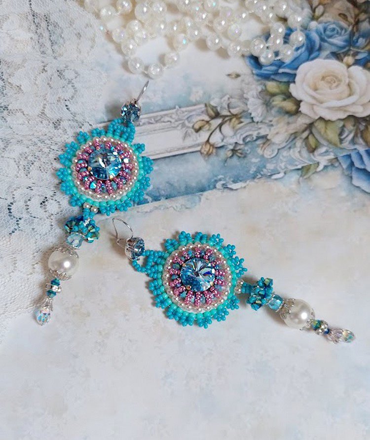 BO Beauty Alicia Blue broderet med Swarovski krystaller, runde perleperler og Miyuki frøperler