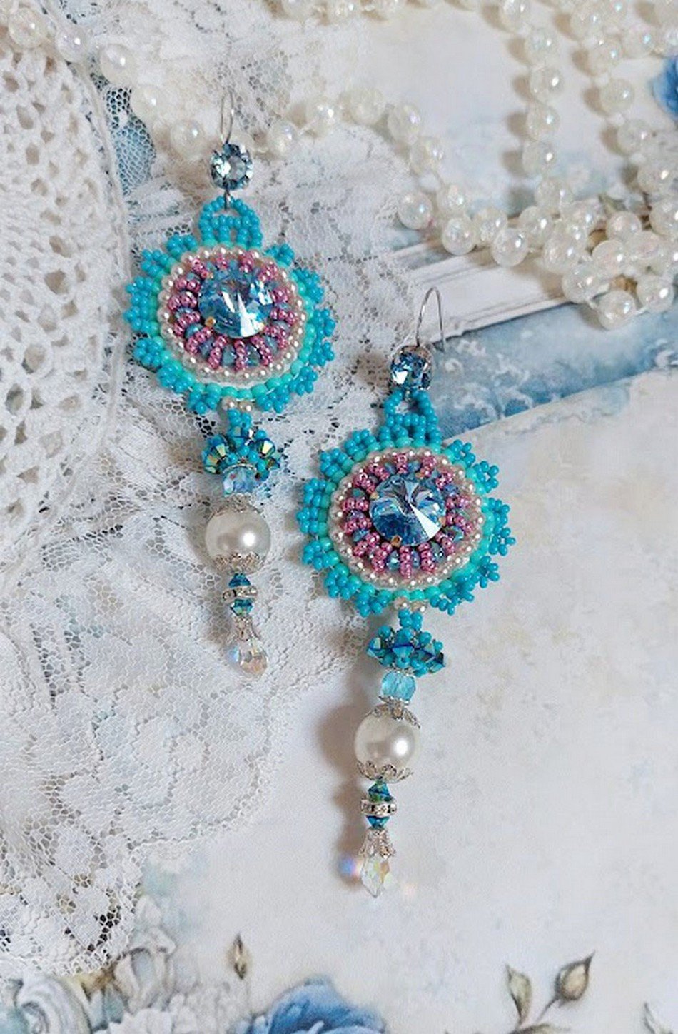 BO Beauty Alicia Blue broderet med Swarovski krystaller, runde perleperler og Miyuki frøperler