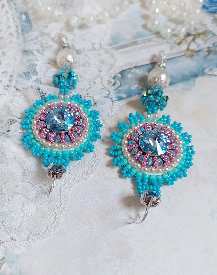BO Beauty Alicia Blue broderet med Swarovski krystaller, runde perleperler og Miyuki frøperler