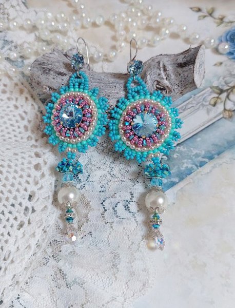 BO Beauty Alicia Blue broderet med Swarovski krystaller, runde perleperler og Miyuki fr&oslash;perler