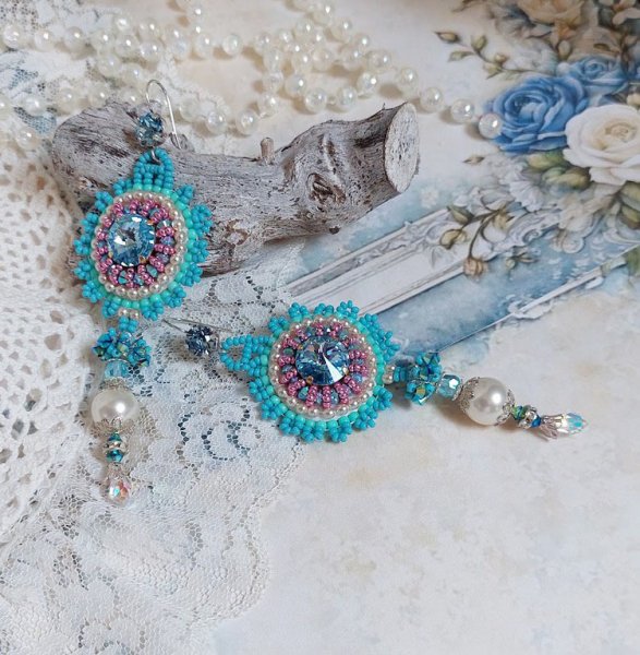 BO Beauty Alicia Blue broderet med Swarovski krystaller, runde perleperler og Miyuki frøperler