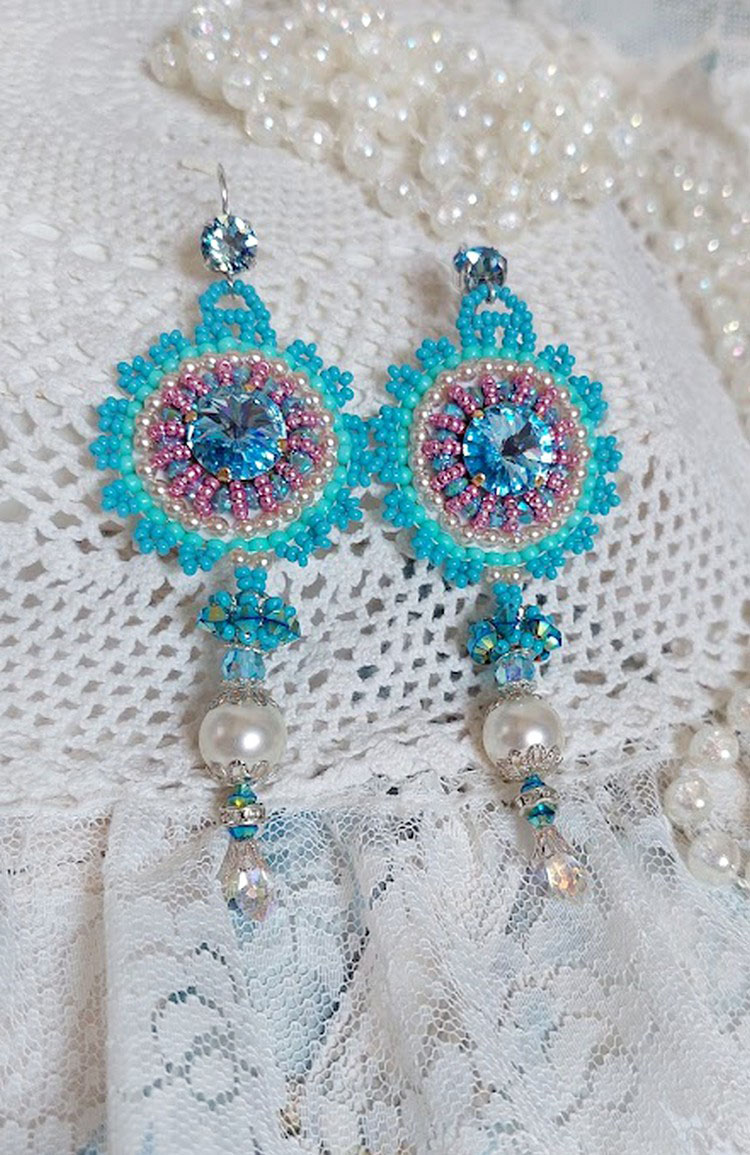 BO Beauty Alicia Blue broderet med Swarovski krystaller, runde perleperler og Miyuki frøperler