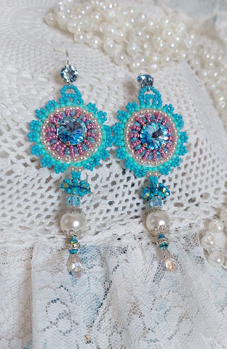 BO Beauty Alicia Blue broderet med Swarovski krystaller, runde perleperler og Miyuki frøperler